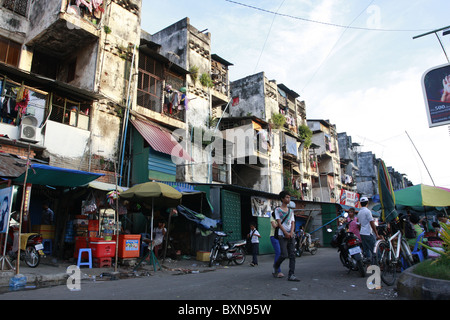L'Buding, aussi connu sous le bâtiment blanc, est bien connu des années 50 bloc d'appartement dans le centre de Phnom Penh, Cambodge. Il a été démoli en 2017. Banque D'Images