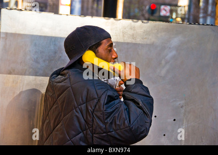Homme noir en utilisant les téléphones payants dans le centre-ville de San Francisco CA USA Banque D'Images