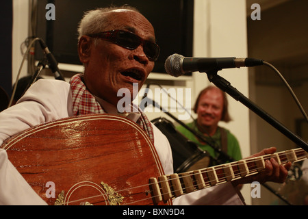 Kong Nay, le légendaire musicien Khmer, le "Ray Charles du Cambodge'performe avec le projet spatial du Cambodge à Phnom Penh. Banque D'Images