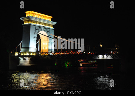 Maisons illuminées et les ponts sont une belle vue de nuit à Guilin, Chine du Sud Banque D'Images