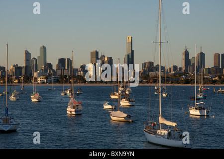 Bateaux à voile à St Kilda avec les toits de Melbourne dans l'arrière-plan Banque D'Images