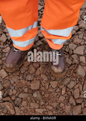 Construction Worker wearing vêtements de sécurité sur chantier de construction britannique Banque D'Images