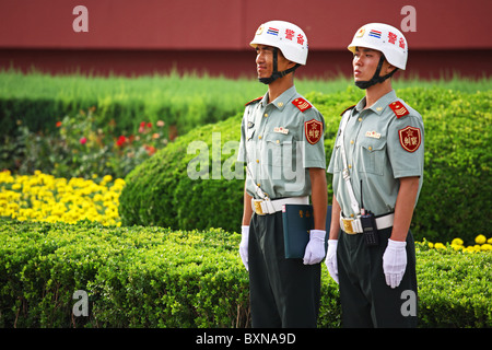 Les gardes chinois de la Place Tiananmen, Pékin, Chine Banque D'Images