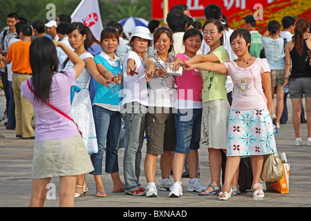 Les femmes sur la Place Tiananmen, Pékin, Chine Banque D'Images