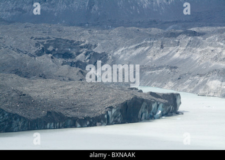 Le museau du glacier Tasman colle dehors dans son terminal lake, piégés derrière sa moraine, couvert de poussière et de débris de roche Banque D'Images