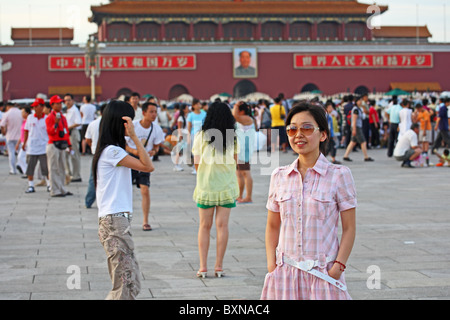 Femme posant à la place Tiananmen, Pékin, Chine Banque D'Images