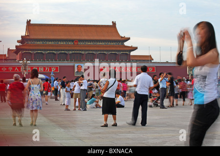 Les touristes de la Place Tiananmen, Pékin, Chine Banque D'Images