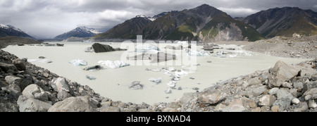 Les icebergs flottent sur le lac terminal du glacier Tasman, coincés derrière la borne morraine. Banque D'Images