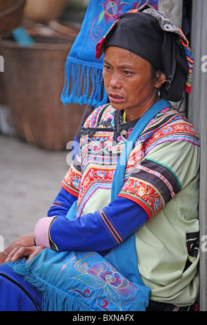 Yi femme de la minorité ethnique au marché de Yuanyang, province du Yunnan, Chine Banque D'Images