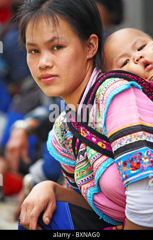 Yi femme et enfant appartenant à une minorité ethnique au marché de Yuanyang, province du Yunnan, Chine Banque D'Images