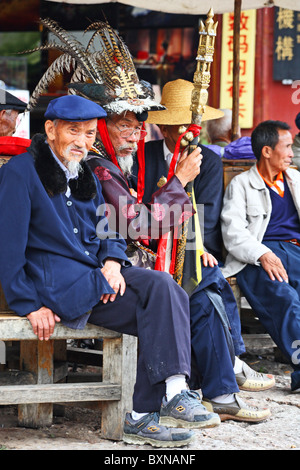 Les hommes assis dans le centre de Lijiang, Yunnan Province, China Banque D'Images