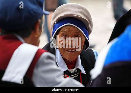 Les femmes Naxi chatting in street, Lijiang, Chine Banque D'Images
