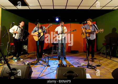 Groupe rock Mumford and Sons performing live in concert Banque D'Images