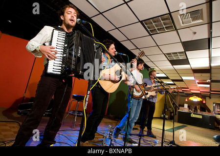 Groupe rock Mumford and Sons performing live in concert Banque D'Images