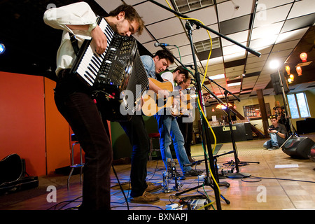 Groupe rock Mumford and Sons performing live in concert Banque D'Images