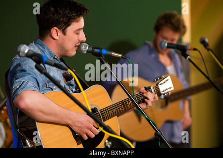 English Folk Rock Mumford and Sons performing live in concert Banque D'Images