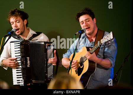 English Folk Rock Mumford and Sons performing live in concert Banque D'Images