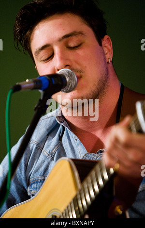 English Folk Rock Mumford and Sons performing live in concert Banque D'Images