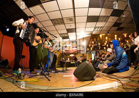 Groupe rock Mumford and Sons performing live in concert Banque D'Images