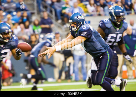 Seattle Seahawks Quarterback Matt Hasselbeck emplacements la à un coéquipier de football Banque D'Images