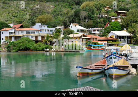 Des bateaux et des maisons sur canal, village de pêcheurs, Barra da Lagoa, Florianopolis, Santa Catarina, Brésil, l'Atlantique Sud Banque D'Images