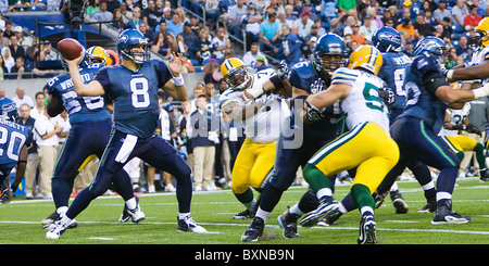 Matt Hasselbeck quart-arrière des Seahawks de Seattle de jeter le football dans un match de la NFL contre les Packers de Green Bay Banque D'Images