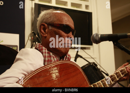 Kong Nay, le légendaire musicien Khmer, le "Ray Charles du Cambodge'performe avec le projet spatial du Cambodge à Phnom Penh. Banque D'Images