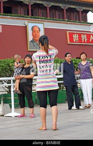 Les touristes chinois posant pour la photo à la place Tiananmen, Pékin, Chine Banque D'Images