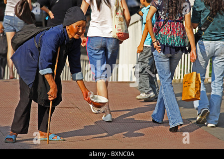 Femme mendiant dans les rues de Kunming, Chine Banque D'Images