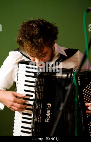 English Folk Rock Mumford and Sons performing live in concert Banque D'Images