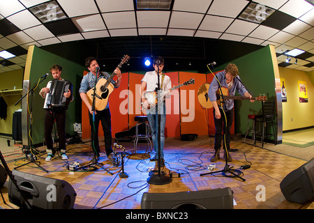 Groupe rock Mumford and Sons performing live in concert Banque D'Images