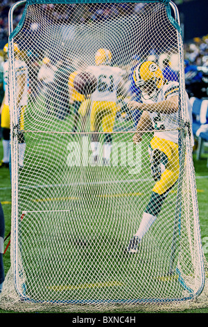 Green Bay Packers Kicker Mason Crosby pratiquant à l'écart pendant un match de la NFL Banque D'Images