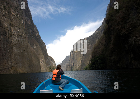 Un touriste prend des photos à partir d'un bateau dans le Canyon du Sumidero à Tuxla Gutierrez, Chiapas, Mexique, le 18 février 2010. Banque D'Images