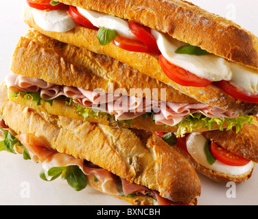 Baguettes de pain rempli de mozerella & tomates, jambon et salade, jambon & Prcutto fusée. Banque D'Images