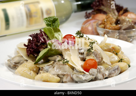 Quenelles de champignons salade italienne w et à la crème de parmesan Banque D'Images