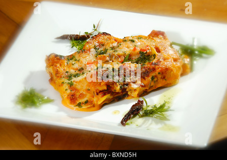 Lasagne à la viande hachée italien w et du fromage cheddar Banque D'Images