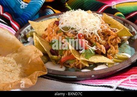 Risotto mexicain w de haricots et de tortillas Banque D'Images