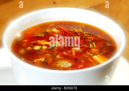 Le minestrone en coupe blanc Banque D'Images