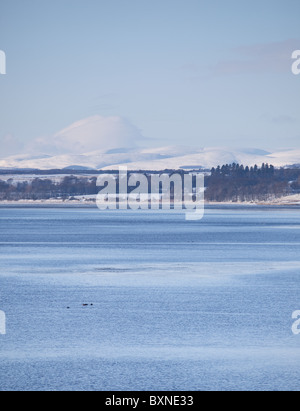 Scène d'hiver écossais. À l'échelle du bassin vers Montrose Angus collines et montagnes grampian Banque D'Images