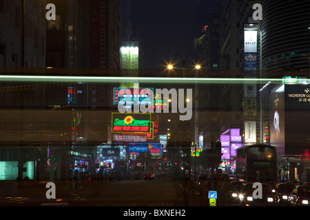 Nathan Road, Tsim Tsa Tsui nuit à Kowloon Hong Kong, Chine, la lumière de la circulation sentier Banque D'Images
