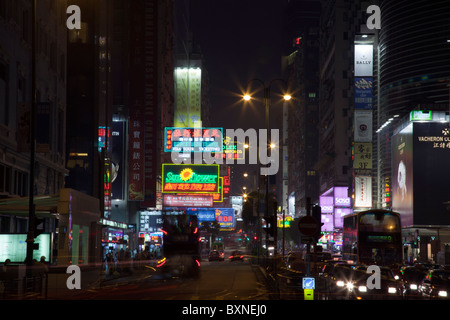 Nathan Road, Tsim Tsa Tsui nuit à Kowloon Hong Kong, Chine, la lumière de la circulation sentier Banque D'Images