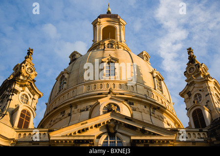 Allemagne, Saxe, Dresde, détail dans la lumière du soir de la Frauenkirche baroque église Notre Dame en place Neumarkt avec Dome Banque D'Images