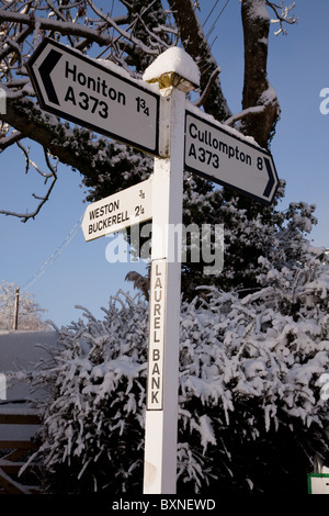 La neige a couvert enseigne sur l'A373 dans l'est du Devon Banque D'Images