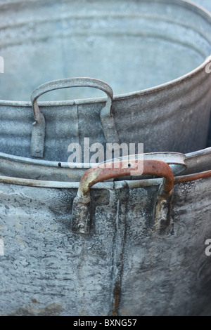 Bains à remous vieux métal zinc fer rouillé,avec poignées Banque D'Images