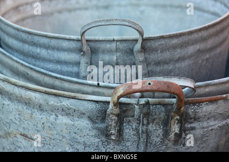 Bains à remous vieux métal zinc fer rouillé,avec poignées Banque D'Images