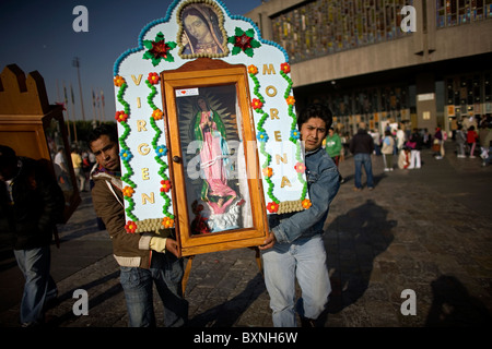 Pèlerins porteurs d'une image de la Notre Dame de Guadalupe à Mexico. Banque D'Images
