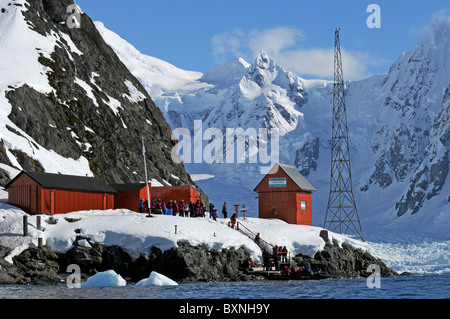 Les touristes à base antarctique Almirante Brown dans Paradise Bay, péninsule Antarctique, l'Antarctique Banque D'Images