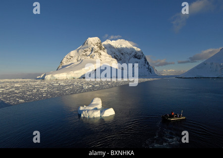 Montagnes et touristes dans un zodiac dans Lemaire chenal près de la péninsule Antarctique, l'Antarctique Banque D'Images