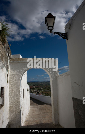 Rue étroite dans le village blanc d'Arcos de la Frontera, province de Cadiz, Andalousie, Espagne, le 1 er avril 2010. Banque D'Images