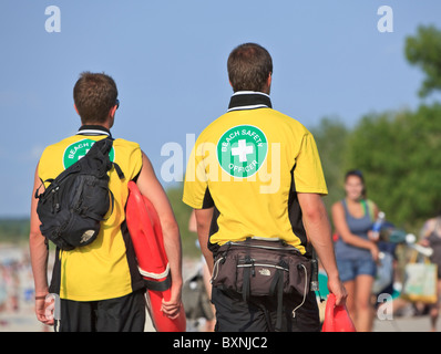 Les surveillants-sauveteurs en patrouille, Grand Beach, Manitoba, Canada Banque D'Images